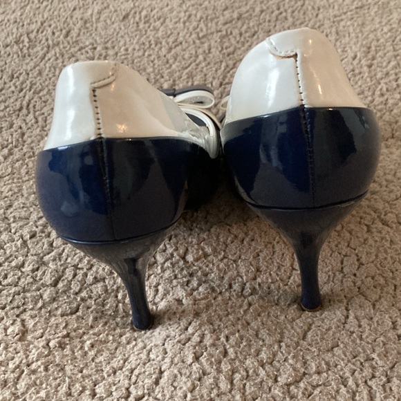 New BCBG Navy and White Peep Toe Heels! - Picture 3 of 6